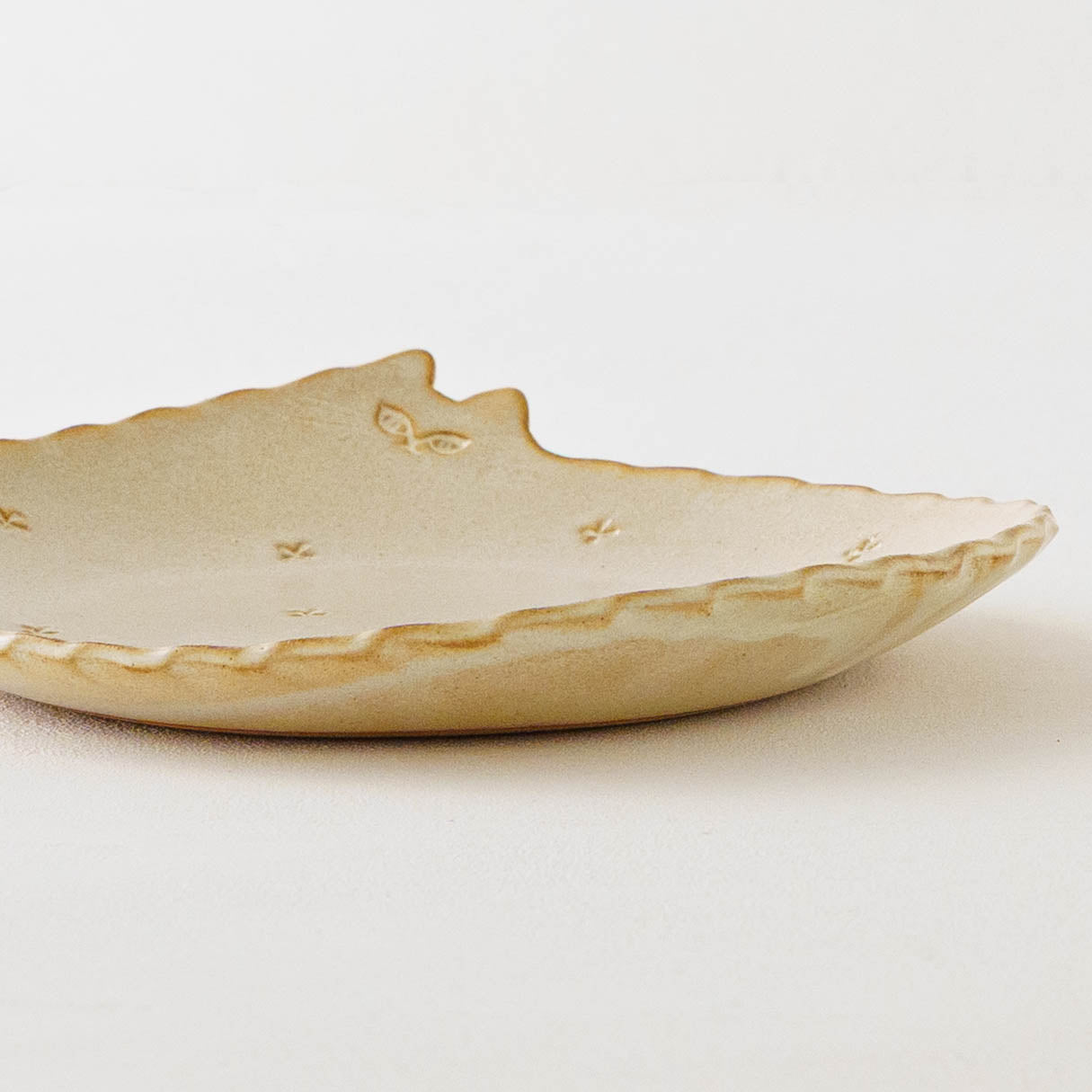 ねこさん皿 小花 大|アトリエ モノラー