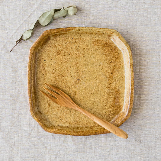 庄司理恵さんのわら灰ラウンド隅切皿