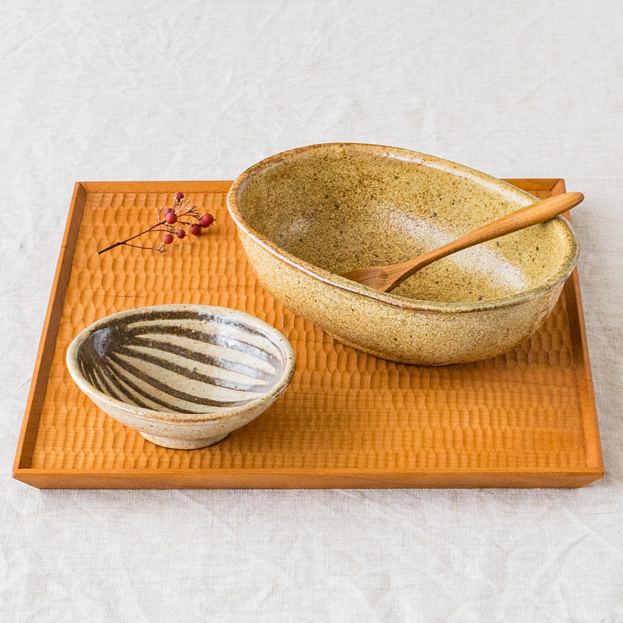 庄司理恵さんのわら灰楕円深鉢と粉引ミニアーモンドボウル