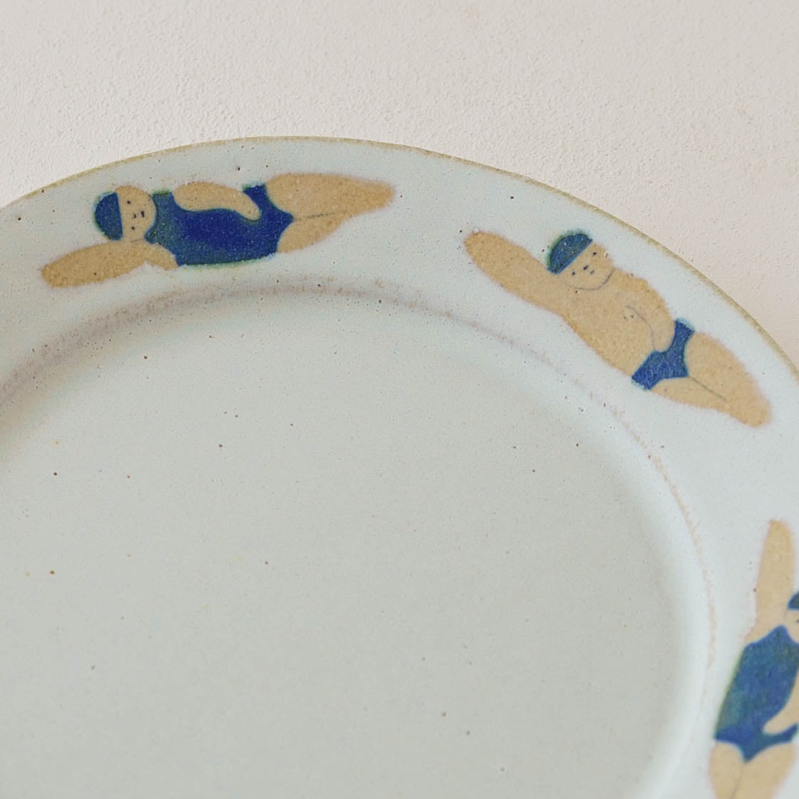 Round Plate Medium Swimming White | Aya Watanuki