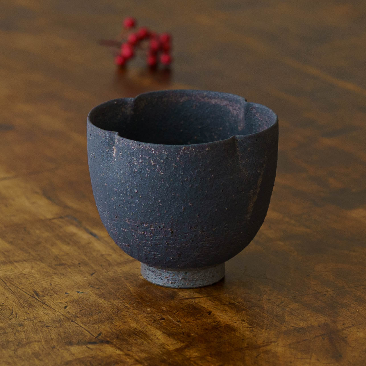 陶芸作家 冨部咲喜子 鉄釉 輪花カップ｜作家もののうつわ通販 四季折折