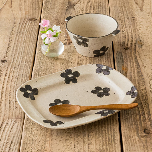 岡村朝子さんの丸四角皿大flowerAと耳付き台形スープボウルflowerA