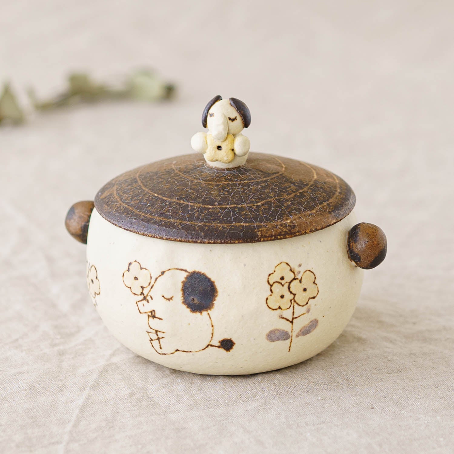 陶器製の丸みを帯びた壺と木箱 陶芸作家 丸伴工場 松本みほこ ふたもの ぞう｜鎌倉 作家もののうつわ