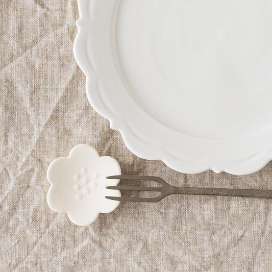 Hana Chopstick Rest White|Michi Tsujimoto