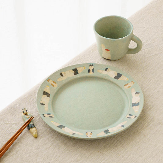 Round plate L with a cat and a boy, light blue | Aya Watanuki