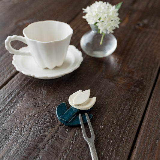 Flower chopstick rest Tulip white|Michi Tsujimoto