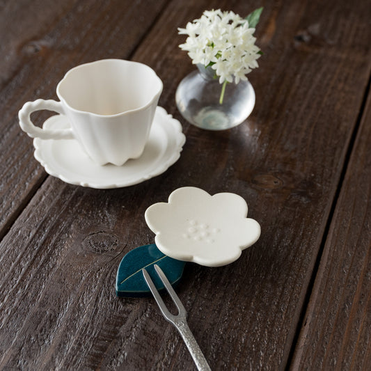 辻本路さんの花小皿ホワイト葉っぱ1枚