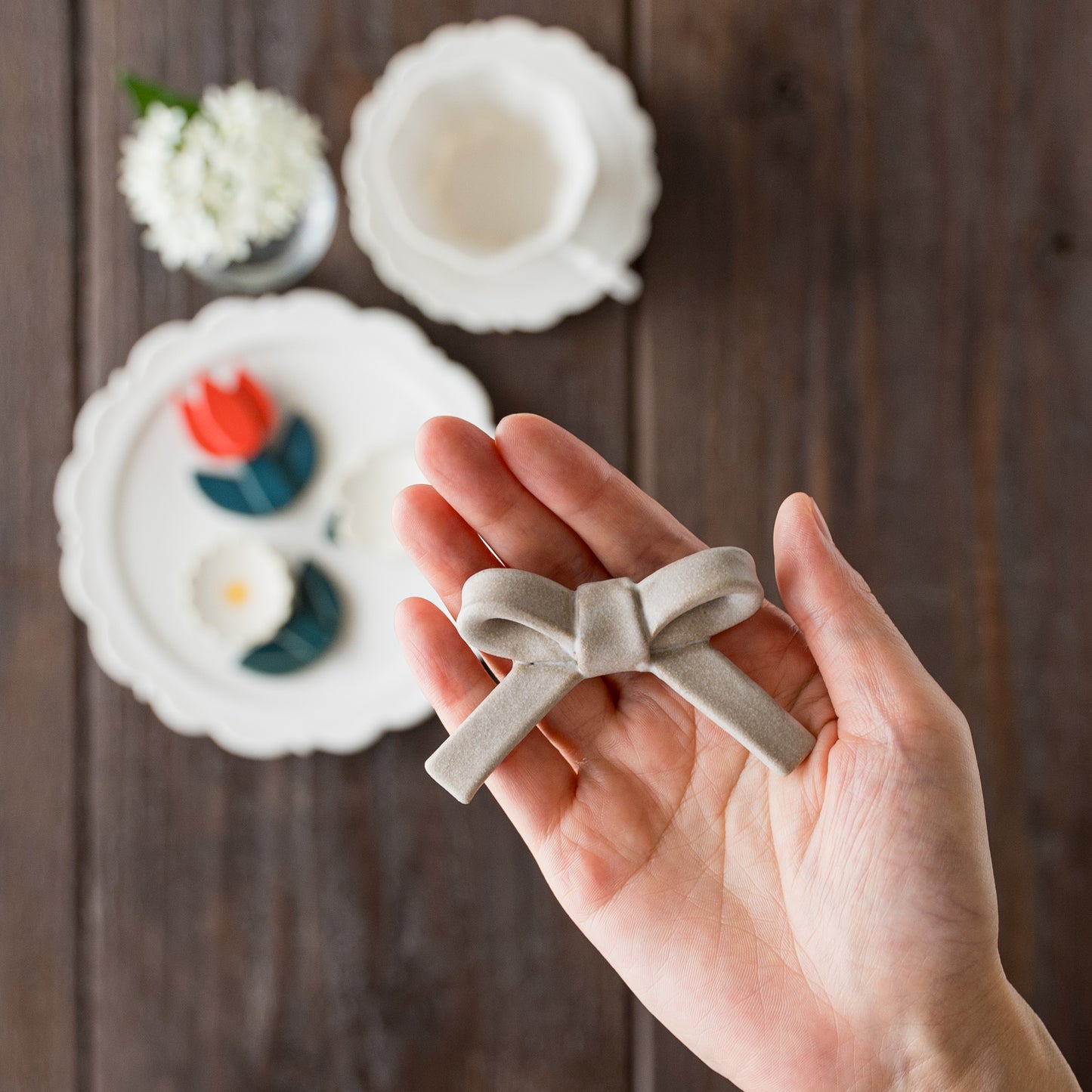 辻本路さんの箸置きリボングレー