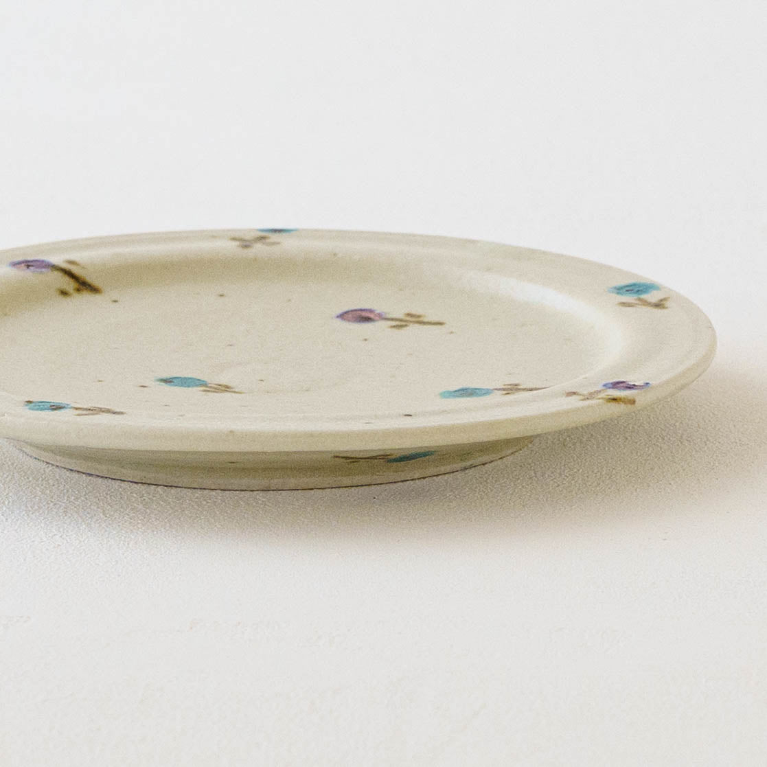 5寸リムプレート お花 オフホワイト(パープル x ライトブルー)|原田晴子