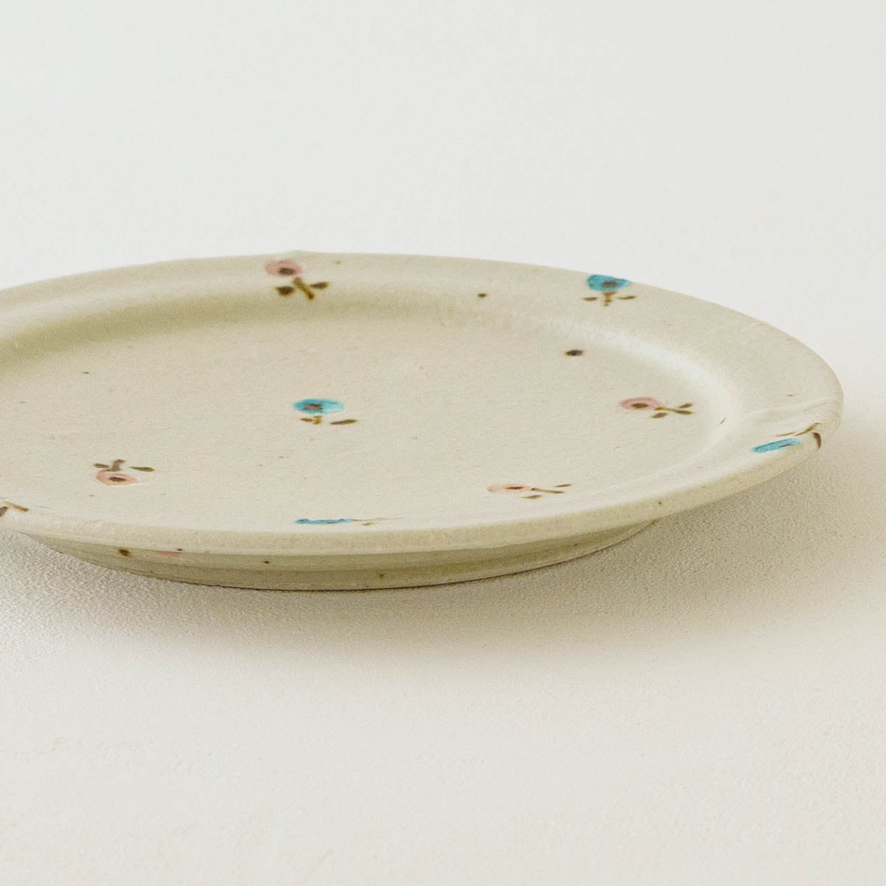 6寸リムプレート お花 オフホワイト(ピンク x ライトブルー)|原田晴子