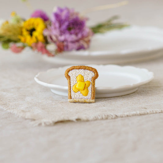 刺繍ブローチ バタートースト|あおのいえ