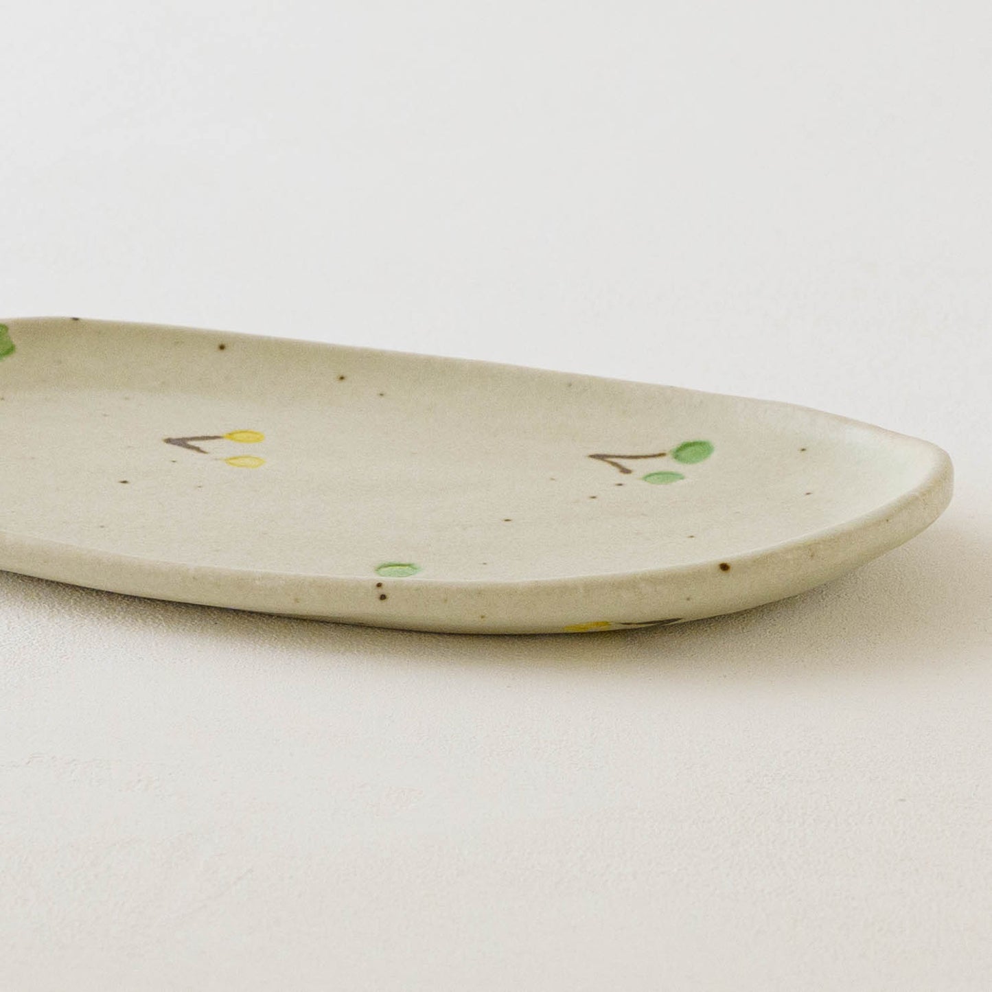 楕円板皿 さくらんぼ オフホワイト|原田晴子