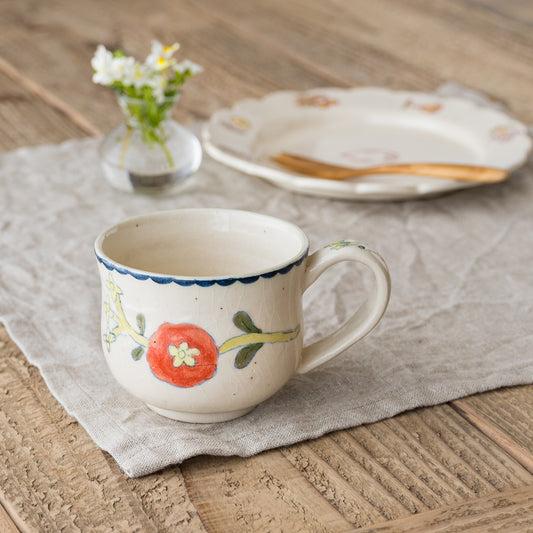 長浜由起子さんの色絵マグカップお花