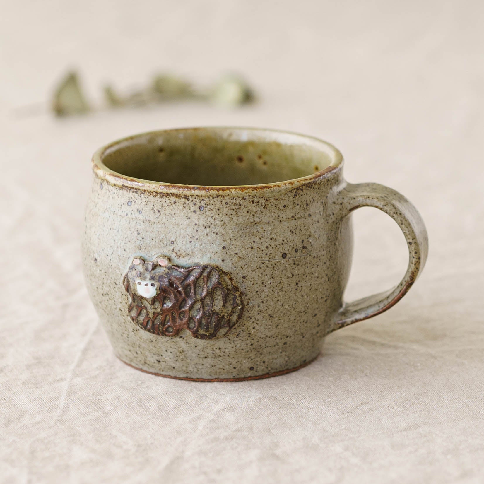 クマの顔型陶器時計 陶芸作家 加藤美紀子 這い熊マグ｜作家もののうつわ通販 四季折折