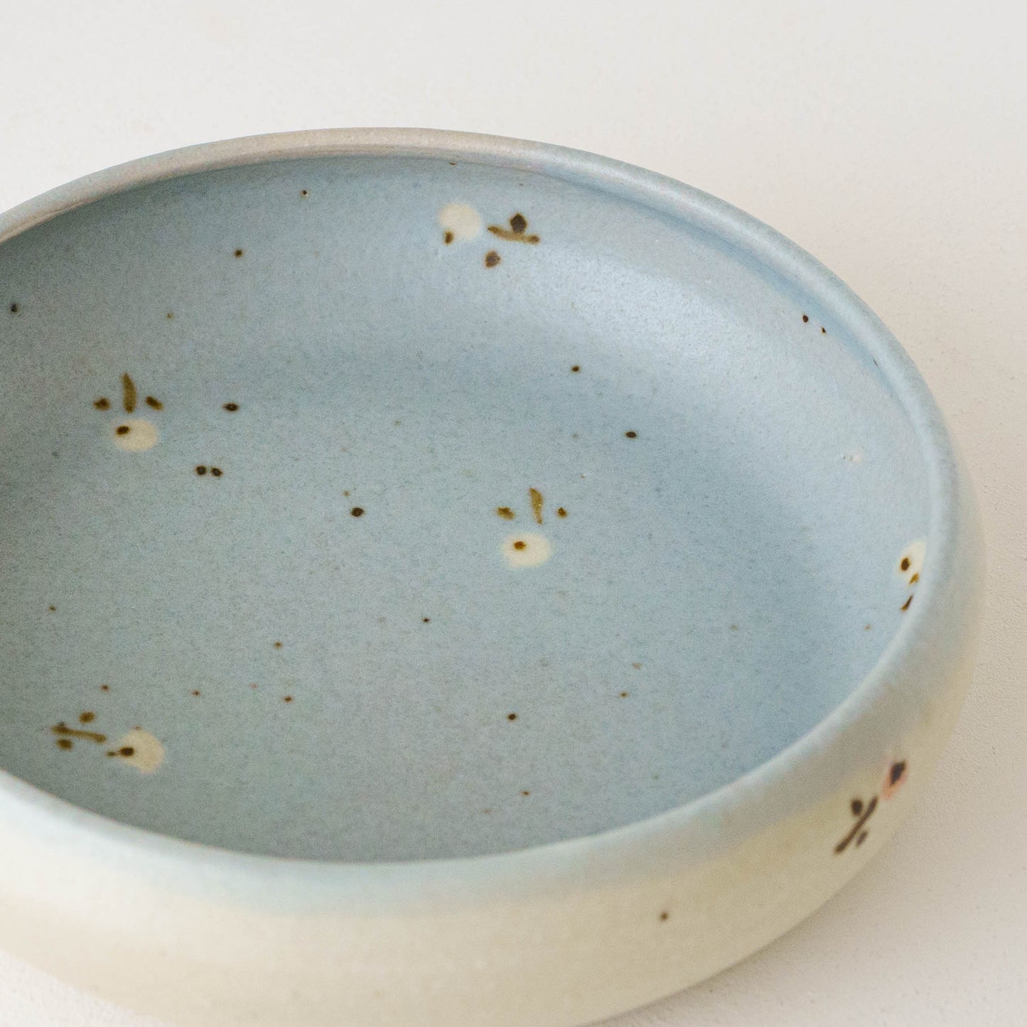 Bowl L flower light blue x white | Haruko Harada