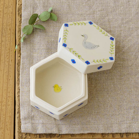 lidded vessel Swan | Ayako Ikawa