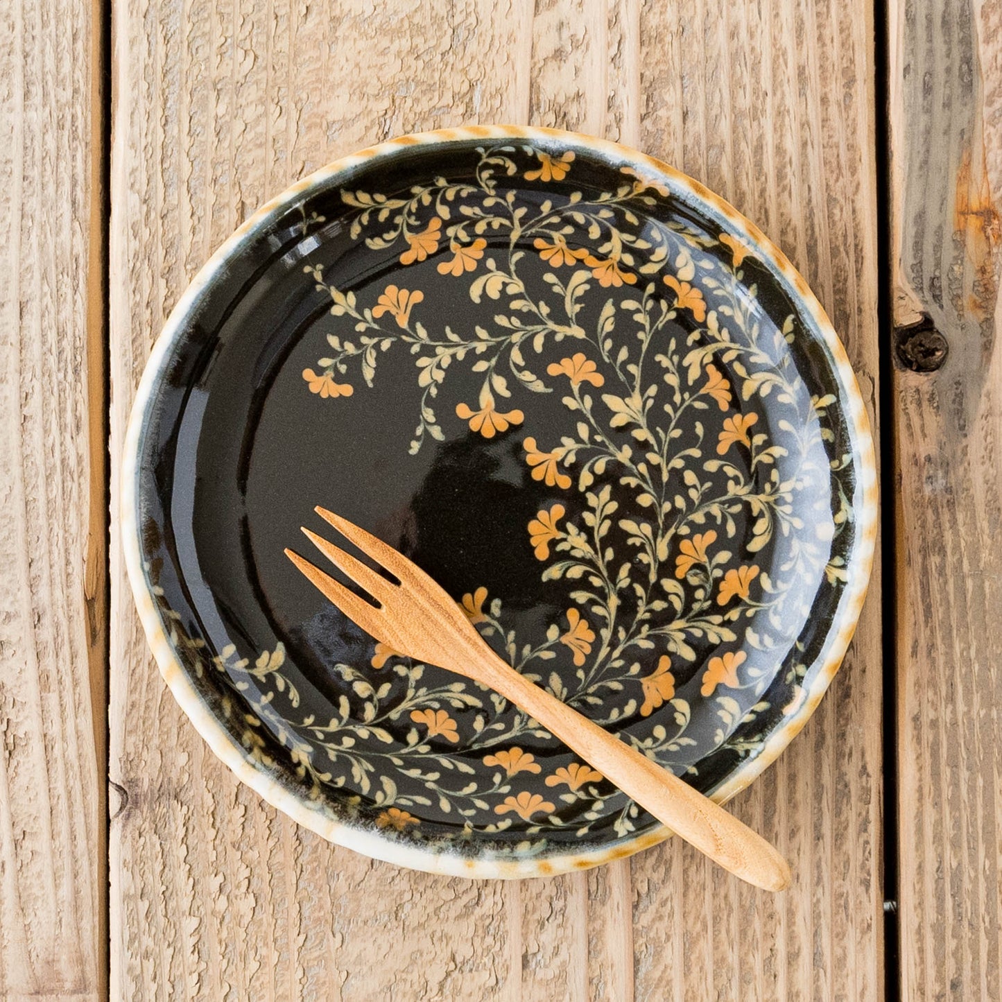 荒井彩乃さんのスリップウェアの中皿