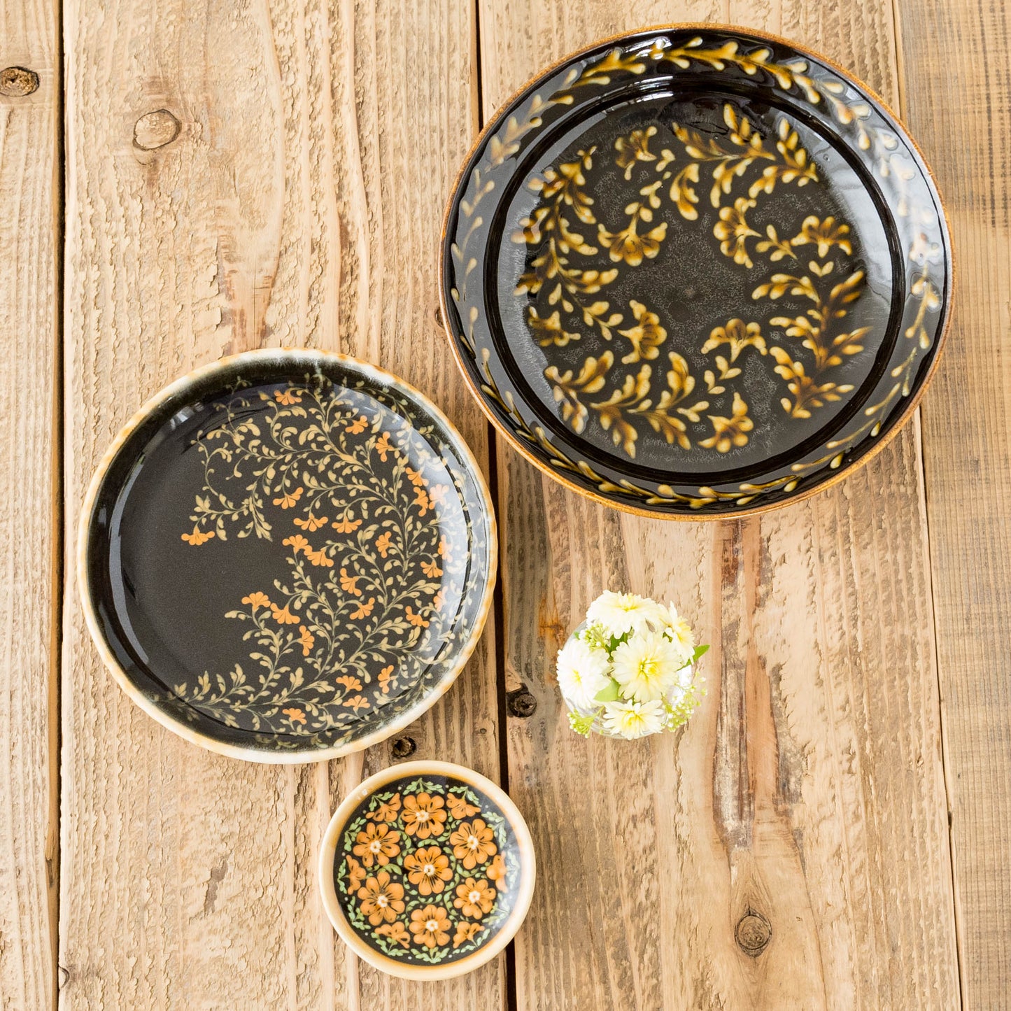 荒井彩乃さんのスリップウェアの器