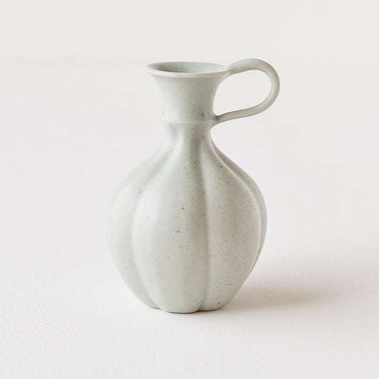 若菜綾子さん一輪挿し中取っ手あり白