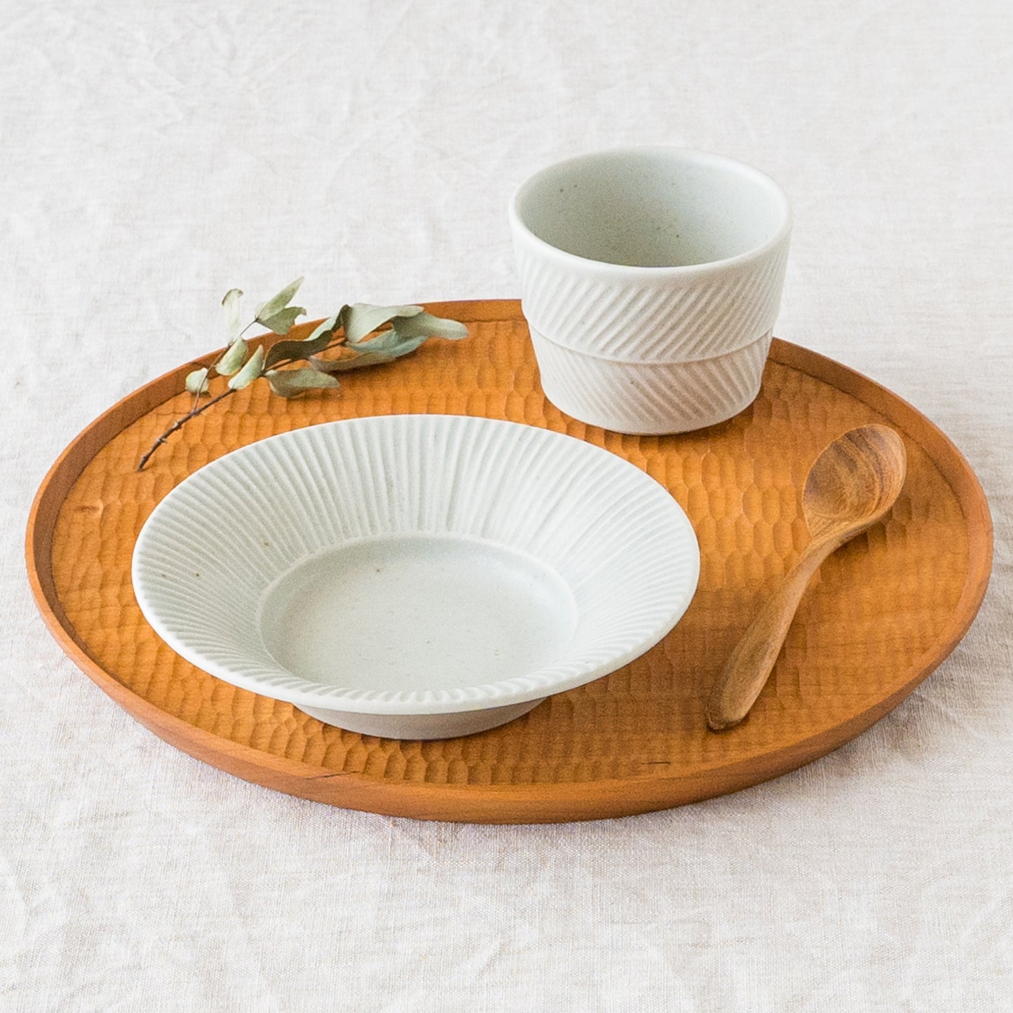 若菜綾子さんのリム鎬浅鉢と矢羽根彫り蕎麦猪口白