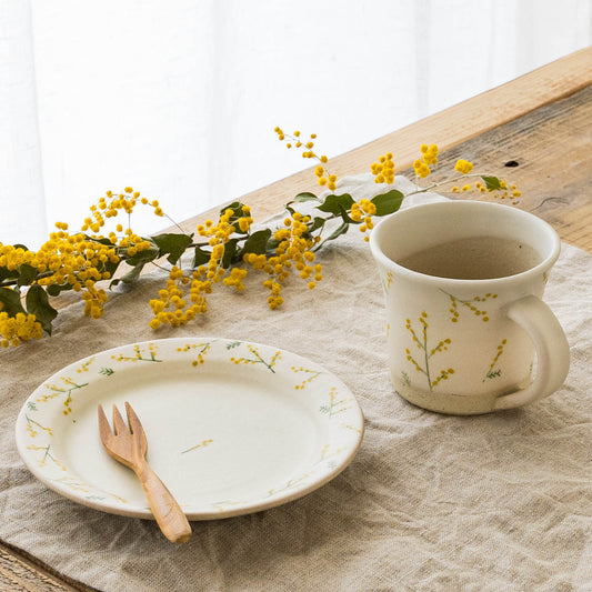 しののめ窯鈴木あかねさんのミモザのリム取り皿とマグ