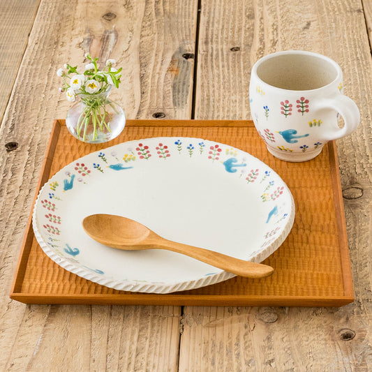 しののめ窯鈴木あかねさんの大皿とマグ鳥と花