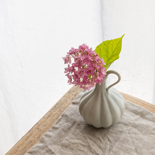 若菜綾子さんの一輪挿し取っ手あり白