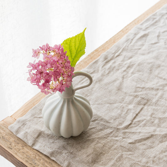 若菜綾子さんの一輪挿し取っ手あり白