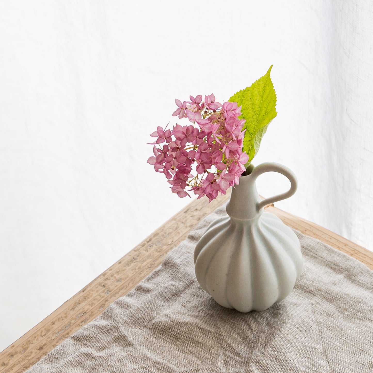 若菜綾子さんの一輪挿し取っ手あり白