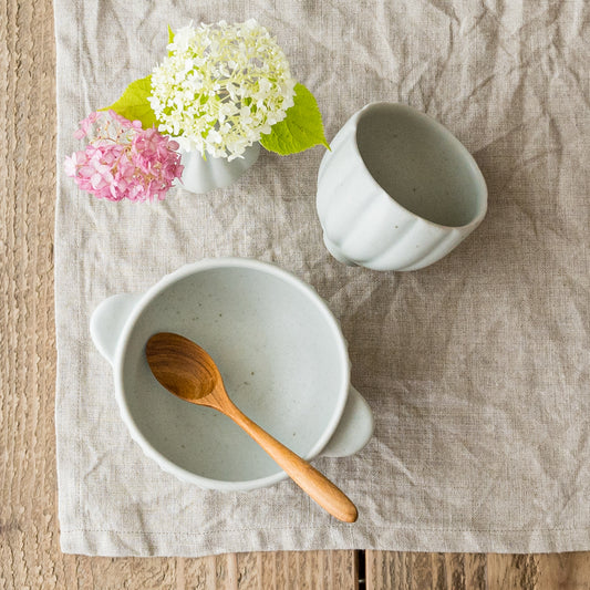 若菜綾子さんの彫りフリーカップと耳付きスープボウル白