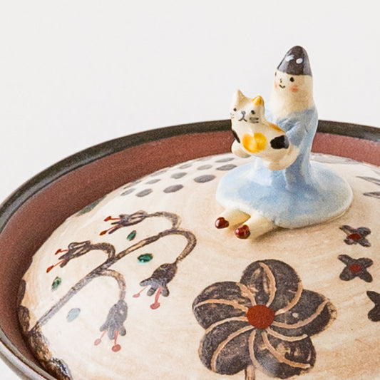 近藤佳寿子さんの少女の蓋物三毛猫