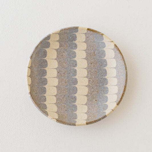 坂下花子さんの丸皿うずら模様茶色xグレー