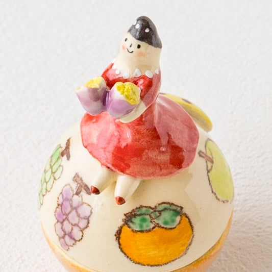 近藤佳寿子さんの少女の小物入れさつまいも