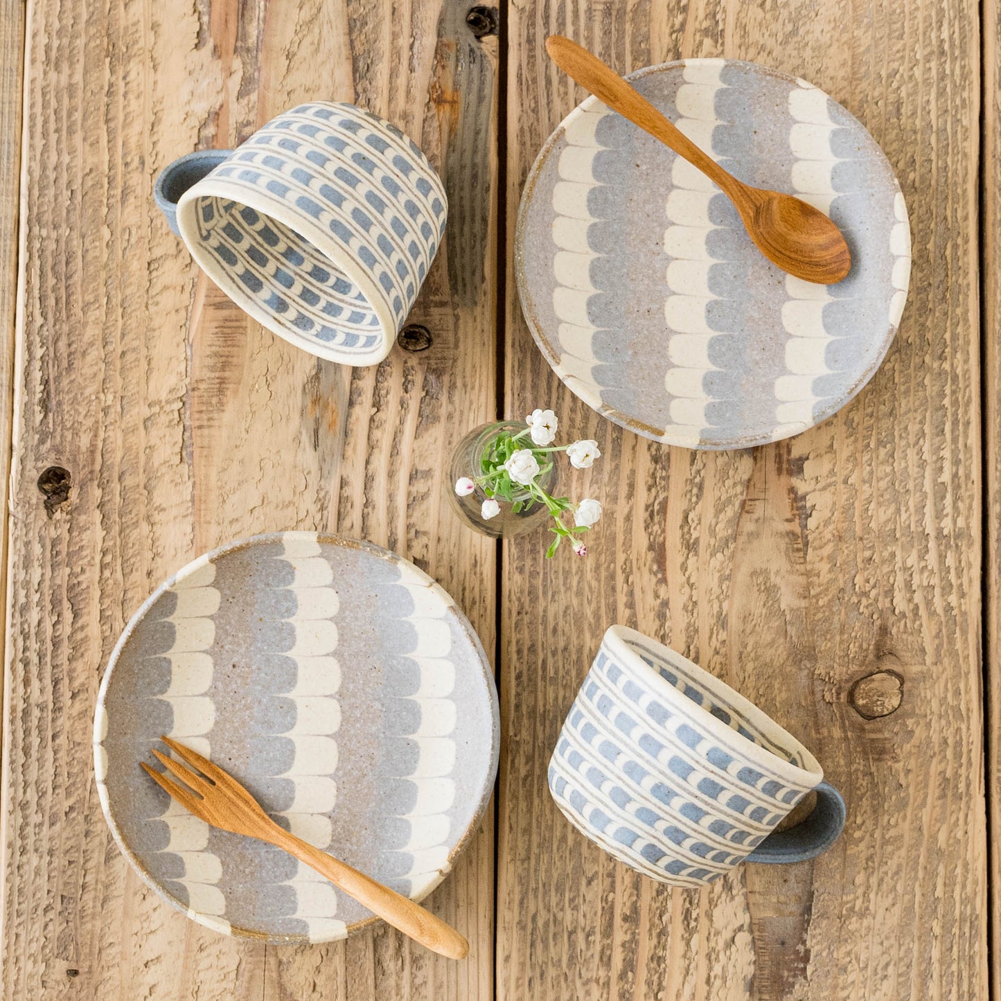 坂下花子さんのマグカップうずら模様藍色と丸皿