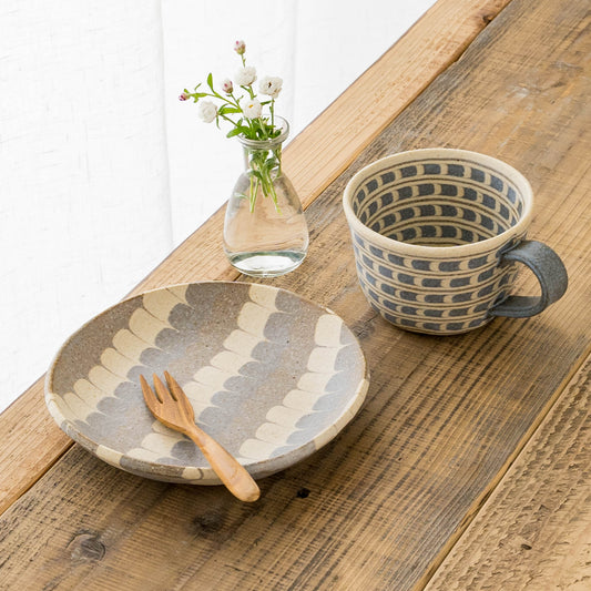 坂下花子さんのマグカップうずら模様藍色と丸皿うずら模様