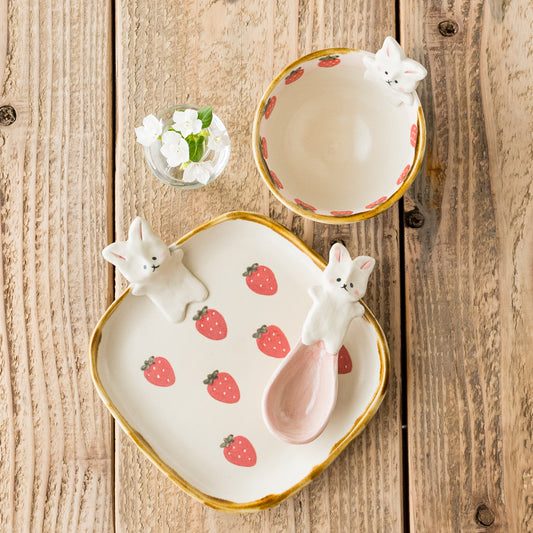 梶田慶さんのうさぎといちごのリムボウルと四角皿