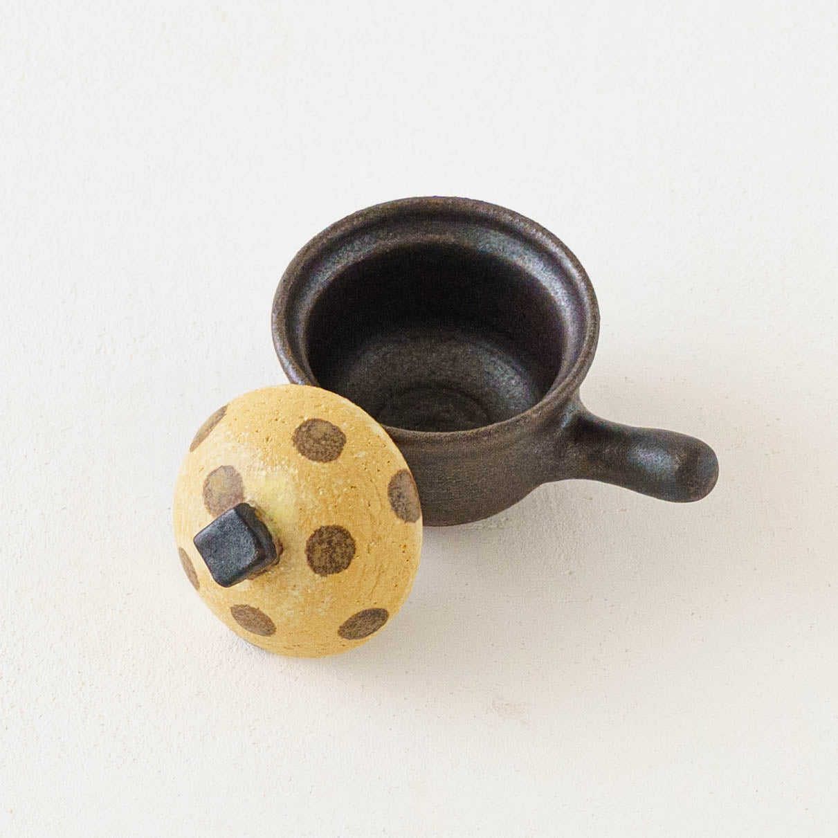 土鍋箸置き ドット模様 薄茶 x こげ茶 x 錆色|池本直子