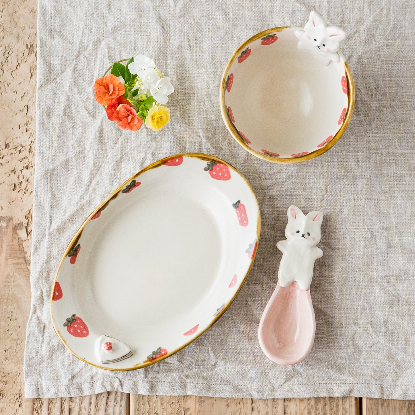 梶田慶さんのうさぎといちごのうつわ