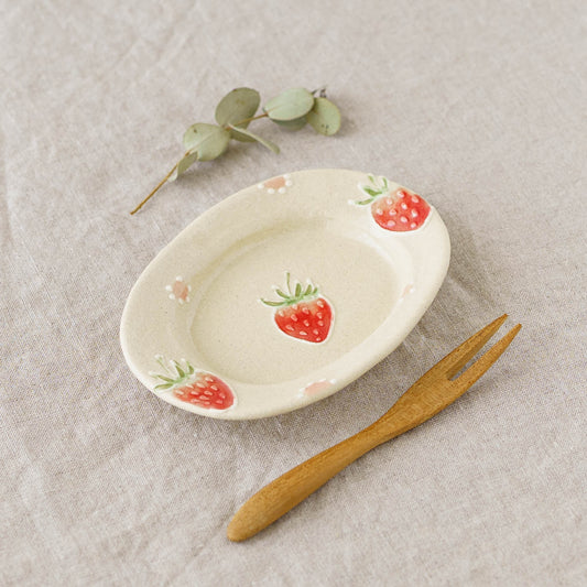 Rim oval plate strawberry S | Kanako Nakamura