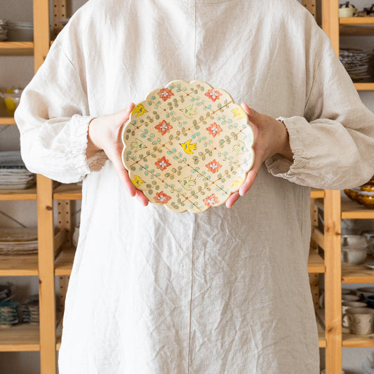 増山文さんの輪花絵皿6寸鳥とふた葉