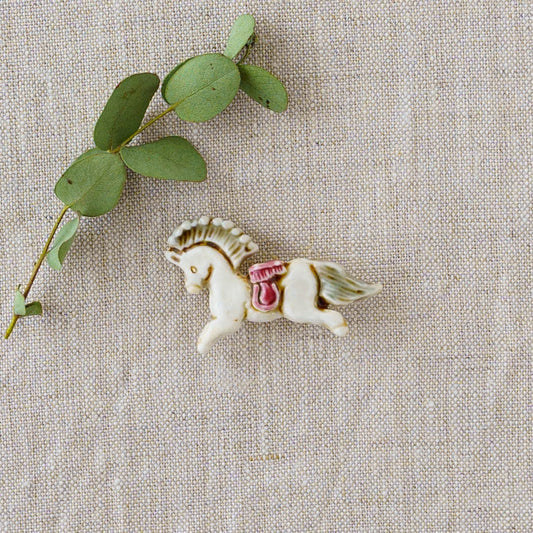 White wooden horse | Minami Nonomura