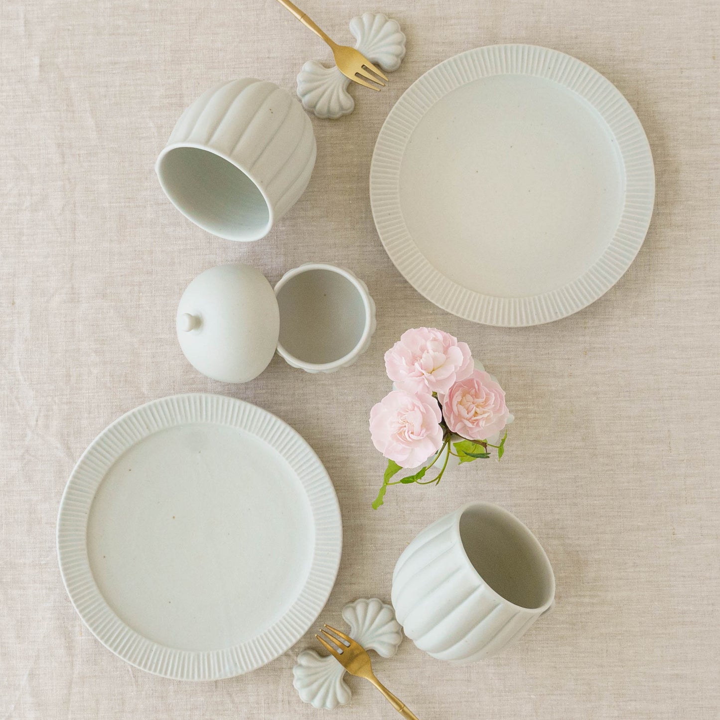 彫りチューリップマグ 白|若菜綾子