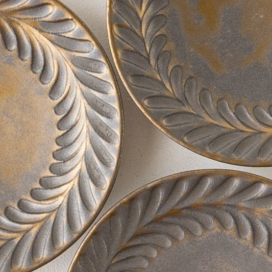 市野耕さんのマンガン釉4寸葉紋皿