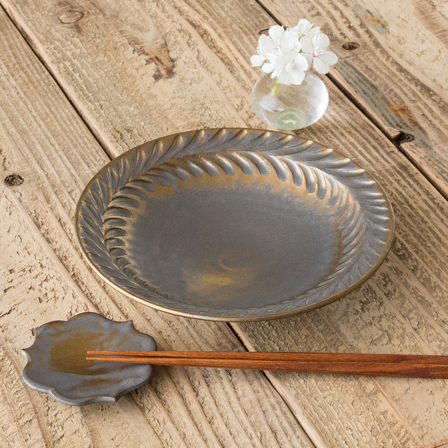 市野耕さんのマンガン釉7寸葉紋皿