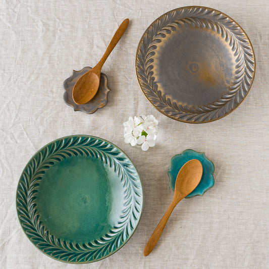 市野耕さんのマンガン釉とトルコブルー7寸葉紋皿