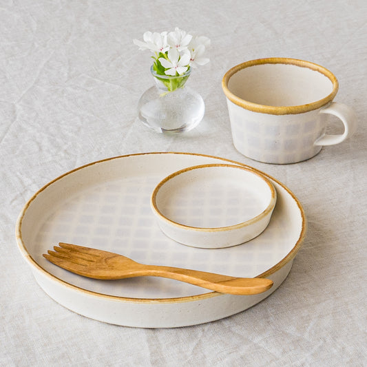 岡洋美さんの格子柄のうつわ