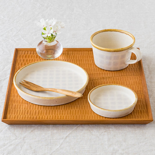 岡洋美さんの格子柄のうつわ