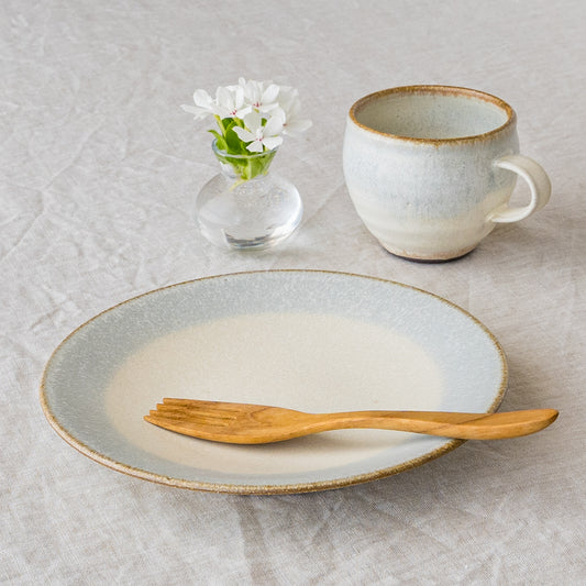 岡洋美さんの丸マグカップ大と7寸皿ブルー