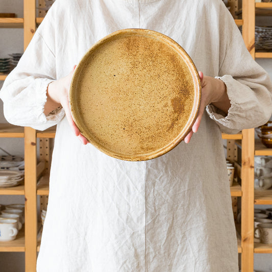 庄司理恵さんのわら灰丸平皿