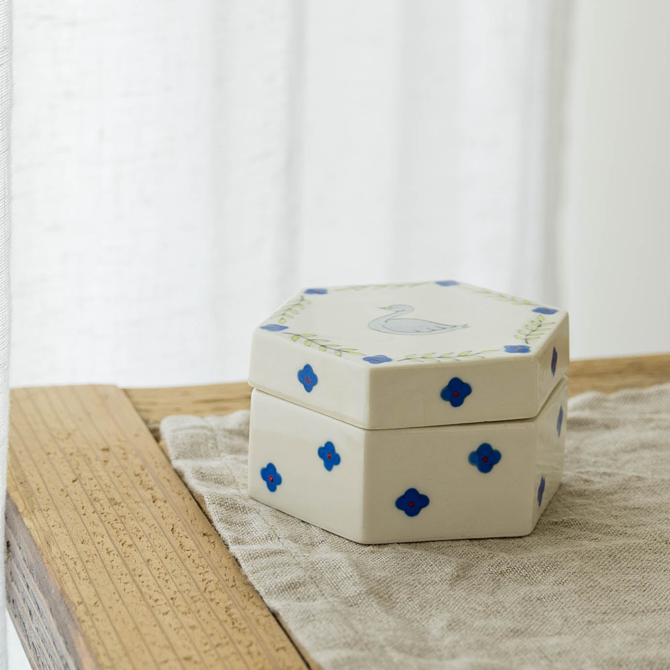 絵付ふたもの 六角 白鳥|井川絢子